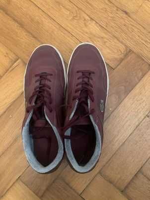 Продава обувки lacoste