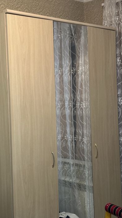 Шкаф плательный трехдверный