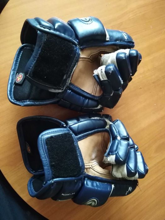 Хоккейные перчатки
