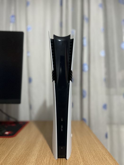 Vând PlayStation 5 Pro Digital Edition 2TB