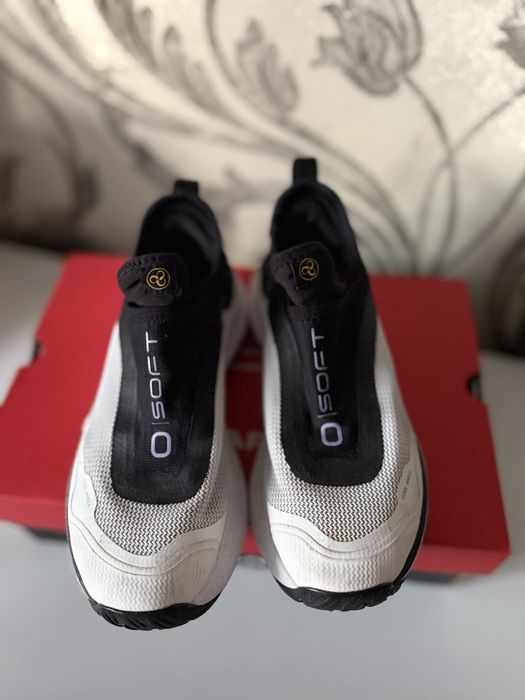 Кроссовки женские