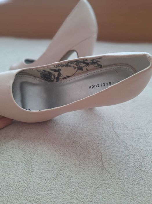 Дамски обувки чисто нови