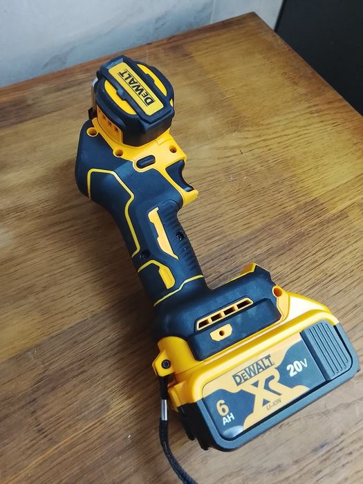 Mini flex DeWalt cu o baterie de 6 A Nou