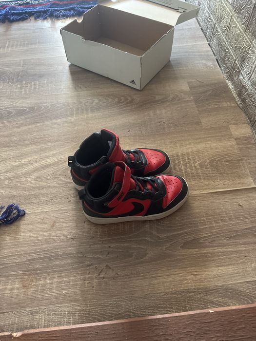 Adidașii sunt roșii și sunt noi