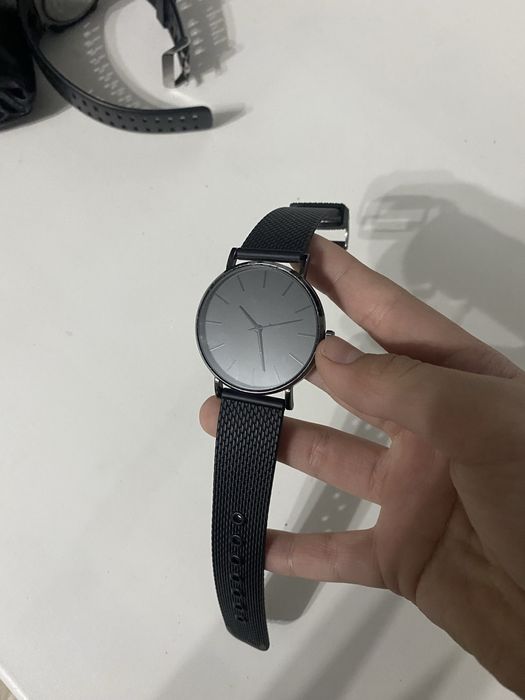 Часы черные минилалистичные