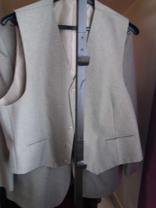 2 costume barbatesti noi 3 piese, bleumarin si  bej 52-54 ,120 lei/buc