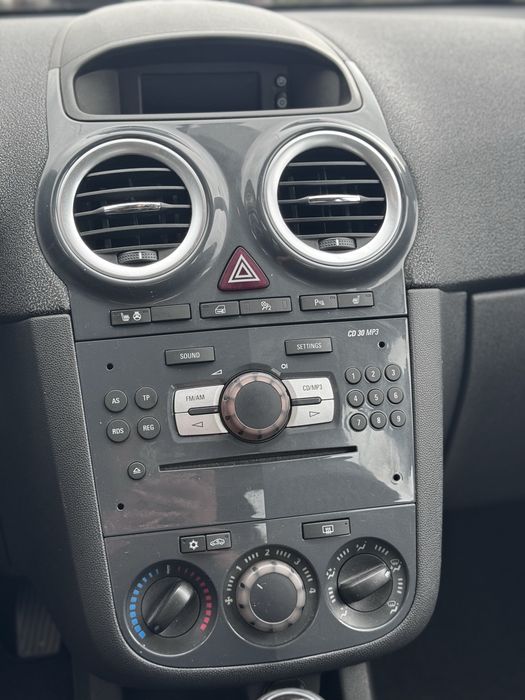 Opel Corsa volan incalzit si scaune incalzite km reali