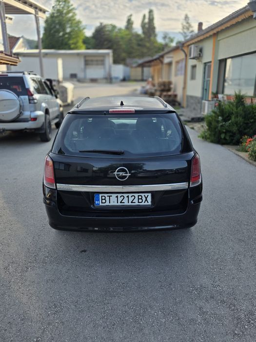 Opel Astra  черна