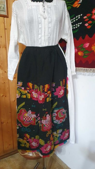 Costum popular (ie/camasa cu poale, sort/zadie/catrinta/boscea)