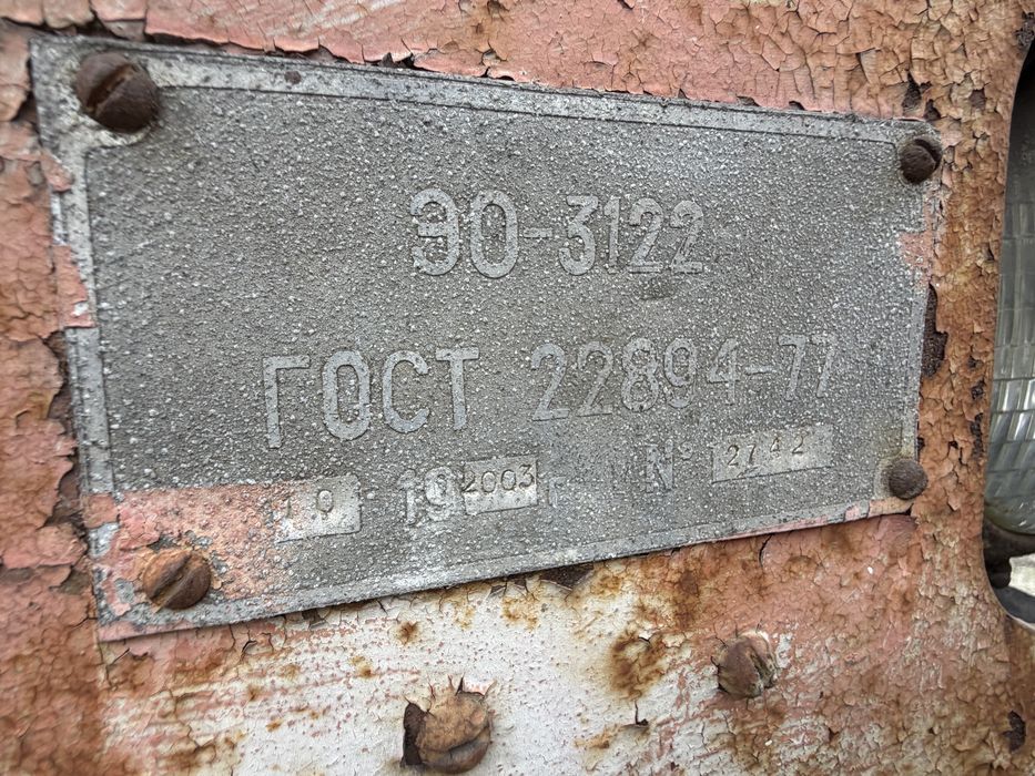 Продается на запчасти экскаватор ЭО-3122