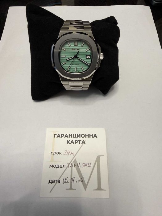 Продавам часовник Nautilus Тюркоаз. Нов