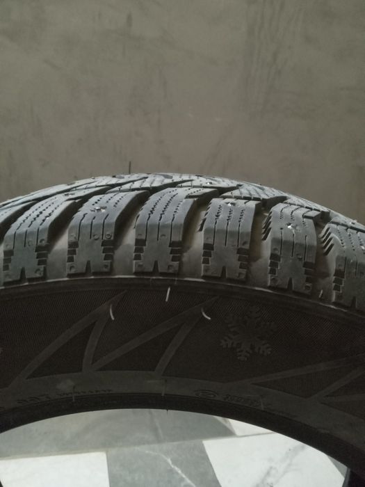 Продам два балона зимней резины.