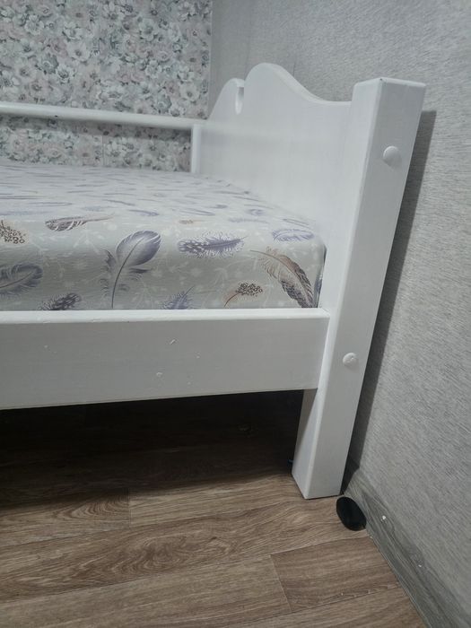 Продам кровать дерево