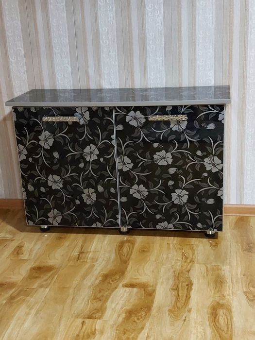 Шкаф маленький  хохлаган  нарса солишга жуда чиройли бежрим бакват