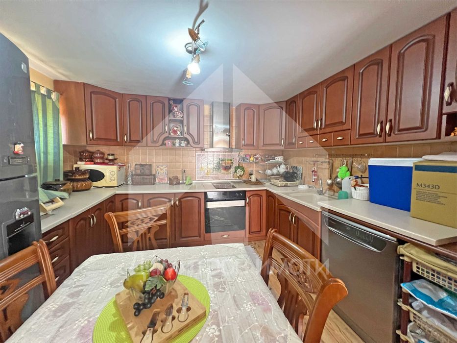 Продава еднофамилна, тухлена къща с 2 ДКА двор на 70 км от Варна.