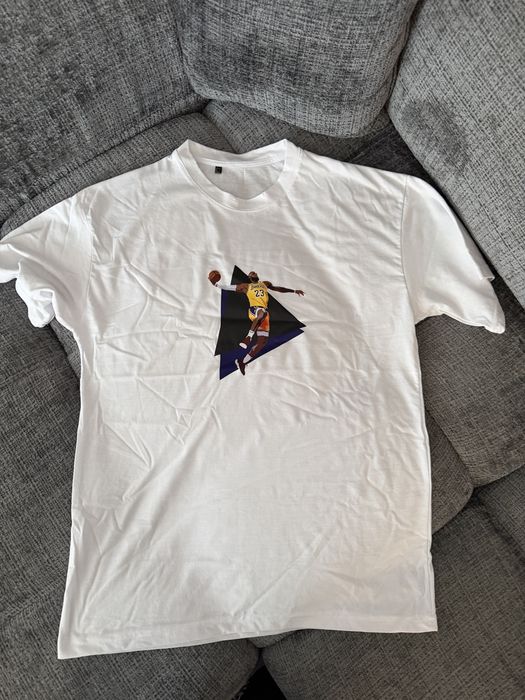 Tricou Barbati Trendyol Lebrom James M  Pret : 20 lei