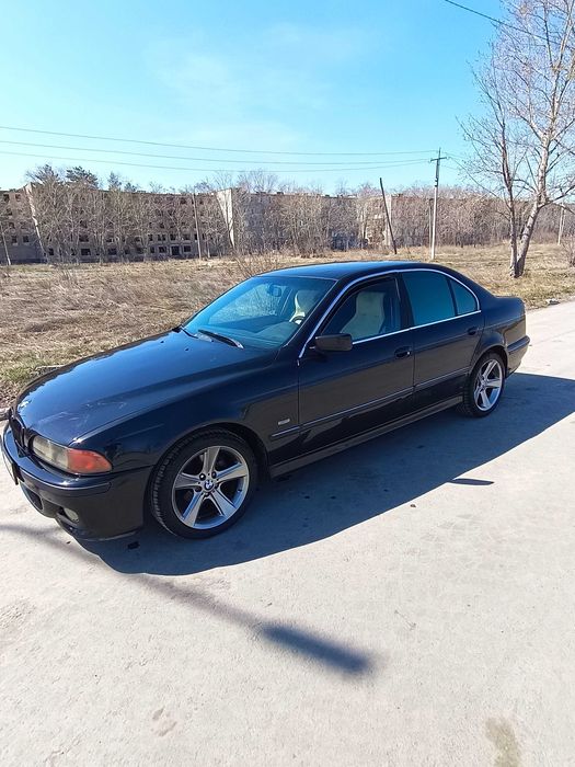 Автомобиль БМВ5 525i