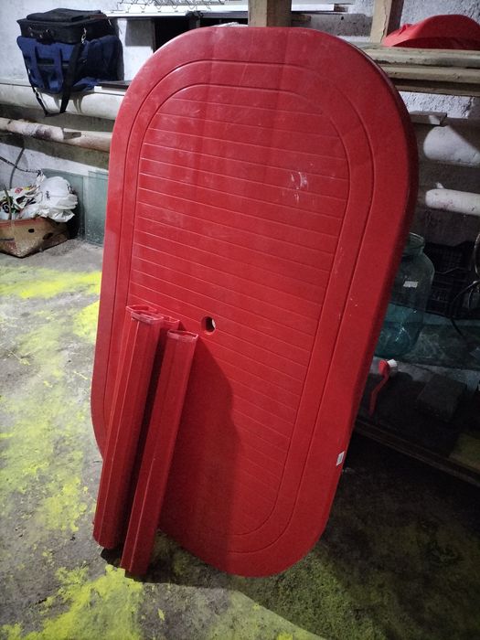 Masă mare din plastic.