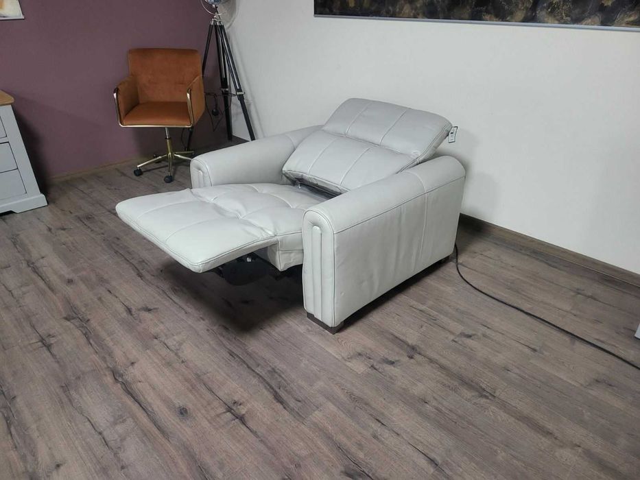 Светло сив-кремав кожен фотьойл с електрически релакс механизъм