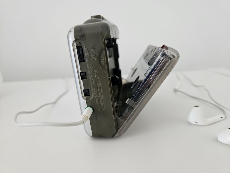 Sony WM‑FX277 + EarPods (ретро Walkman)