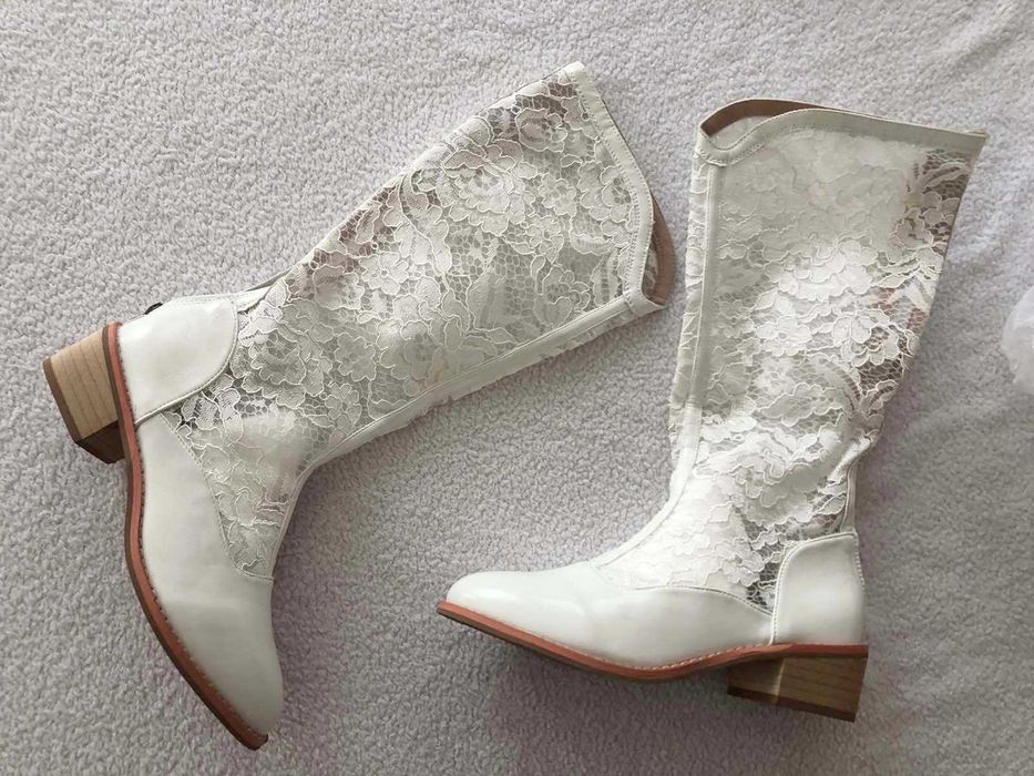 Нови бели кожени ботуши с дантела