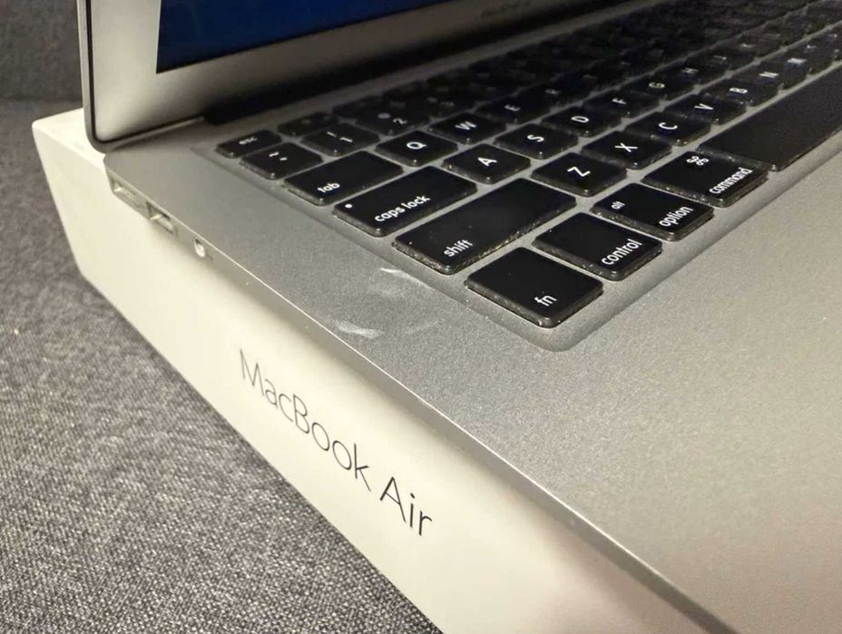 MacBook Air 7,2 13-inch 2017 Gray i5 - 8gb RAM - 128gb ssd