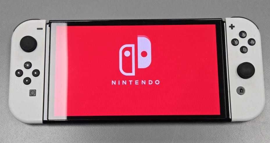 Nintendo Switch OLED (HEG-001) 64 ГБ, белые Joy-Con, с чехлом