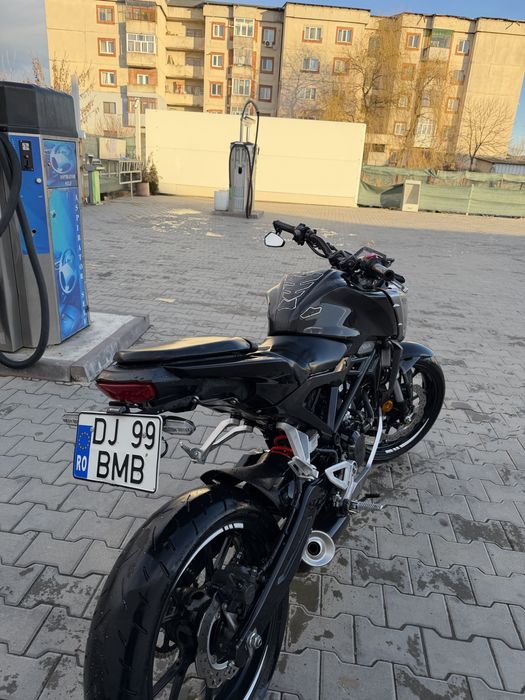 Vând Honda CB125R (2021)