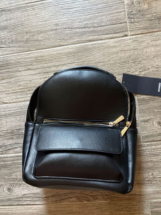 Нова черна раница