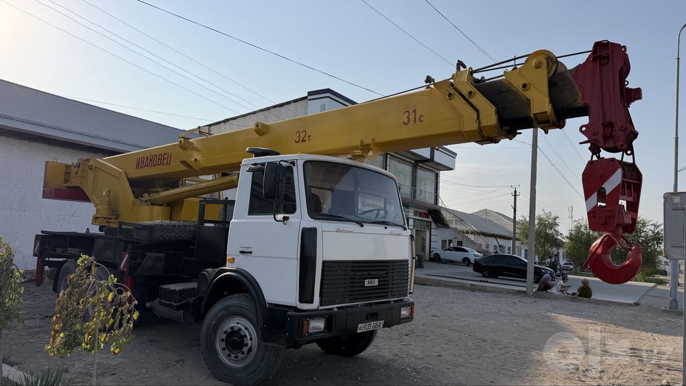 Avtokran MAZ 32 tn strela 31m