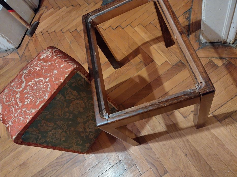 Scaunel lemn de nuc cu sezut individual pe arcuri