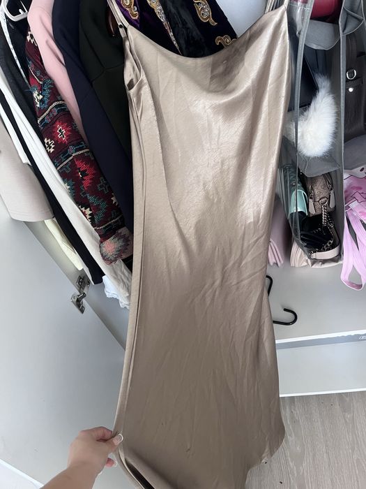 Атласное платье, одевалось всего пару раз