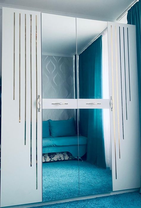 Продаётся четырёхдверный шкаф