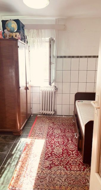 Vând apartament 3 camere Oradea Rogerius.Etaj 1.