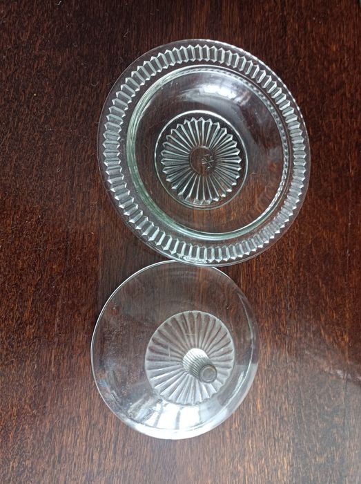 Продам маслёнку с крышкой