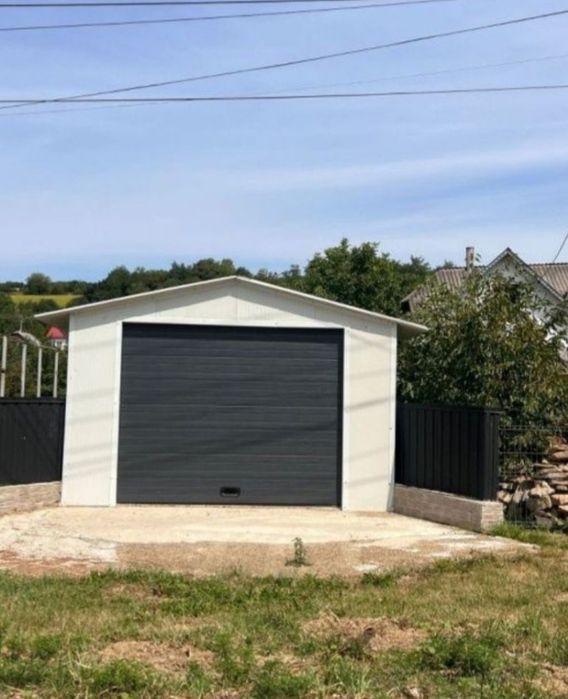 Garaje auto pe structura metalica învelite cu panouri Sandwich termoiz