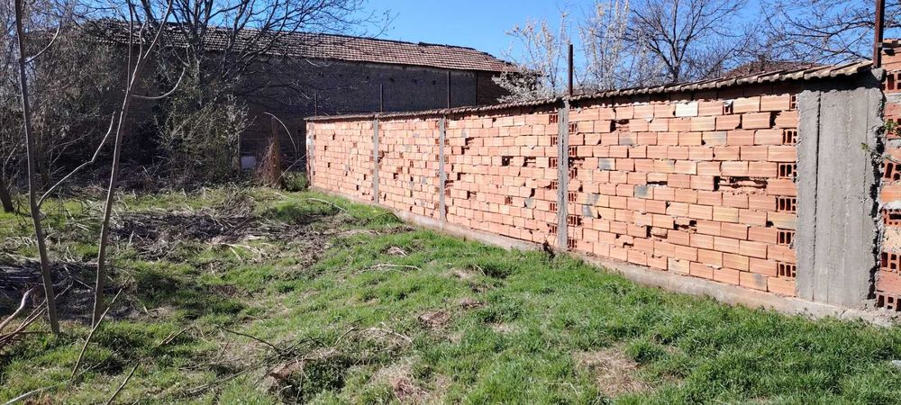 Парцел / дворно място !