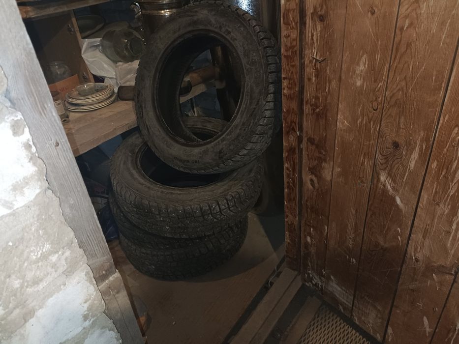 Продам шиповные шины размер 15