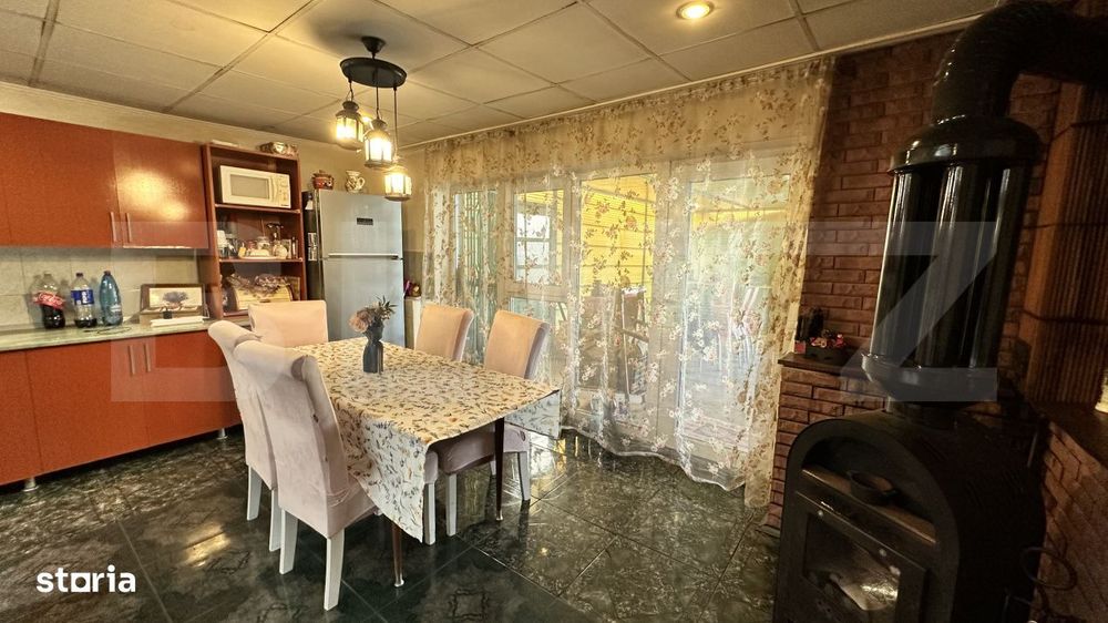 Casa spatioasa, complet mobilata, cu piscina si panouri fotovoltaice i
