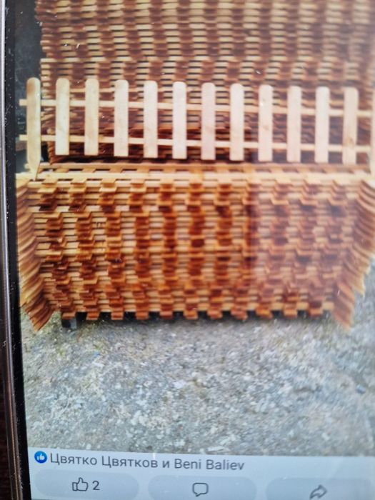 Изработва детайли за пейки и огради