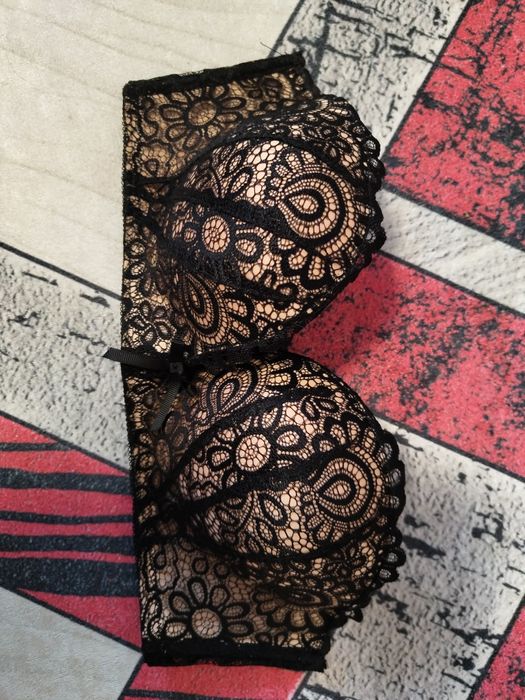 Дамски бюстиетата и сутиен