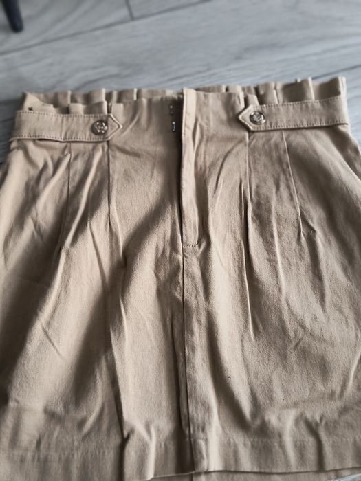 Fustă scurtă, eleganta fără defecte, pentru orice sezon și ocazie