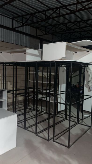 Полки для бутиков и маникены