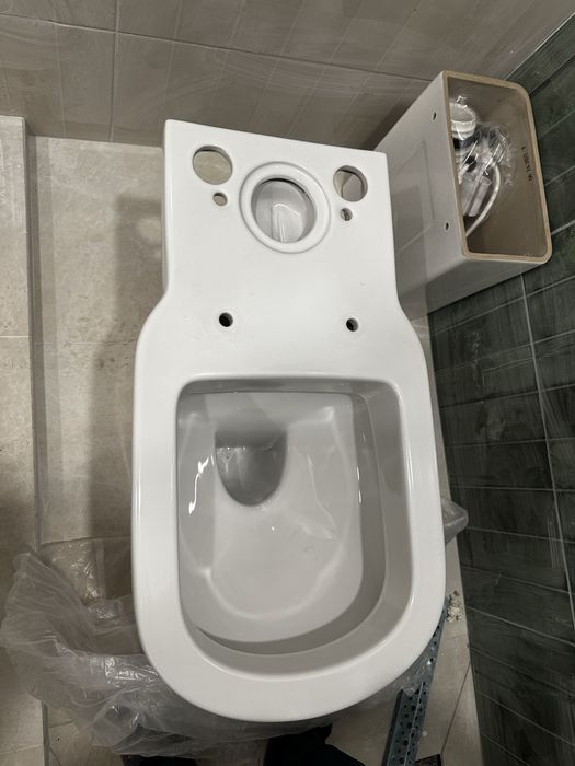 Унитаз новые в комплекте.