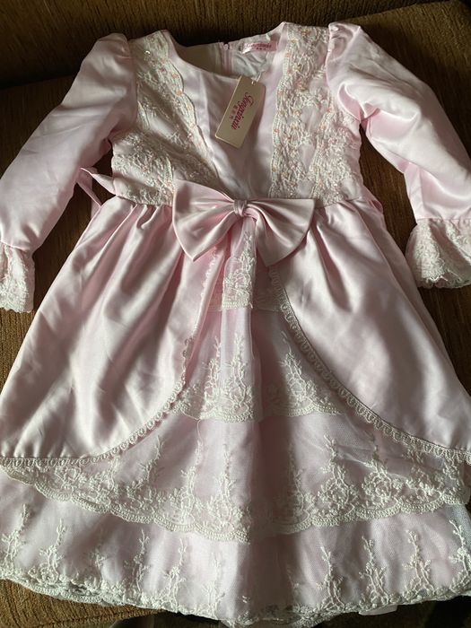 Продаю платья детские наочдные