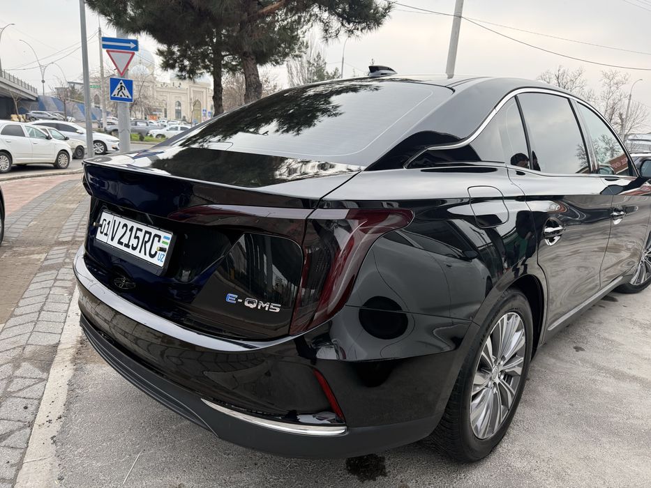 Hongqi E-QM5 2023 года 450 запас хода