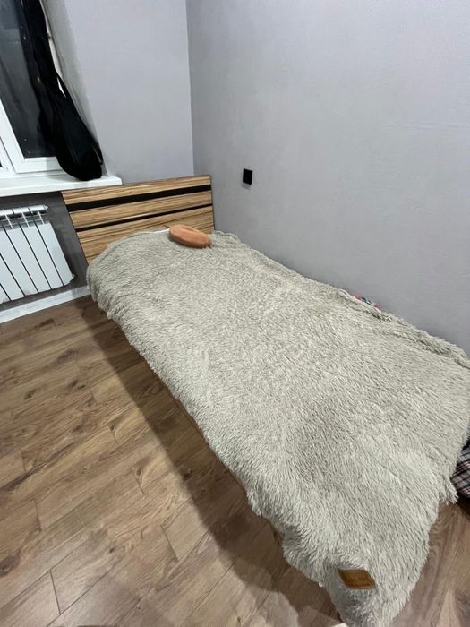 продается кровать и комод с зеркалом