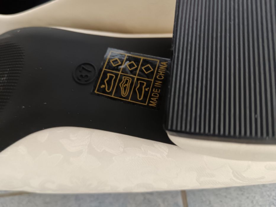 Обувки с квадратен ток