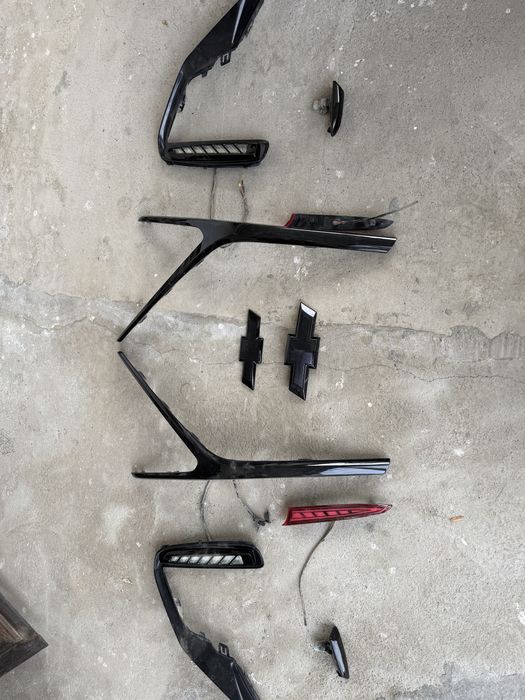 Monza black piano detallar-emblema