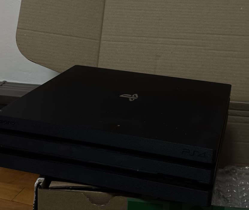 PlayStation 4 Pro 1TB – Negru + manetă compatibilă